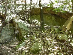 Canyon de Carciara : les restes de murets, sentier et abris aménagés