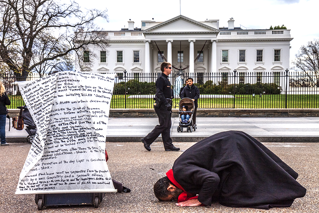 Muslim-man-praying-in-front-of-White-House--Washington