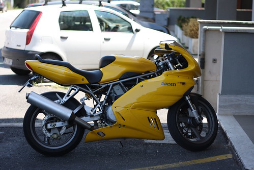 Moto Ducati gialla di questo topper