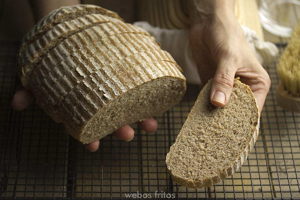 Pan integral con frutos secos triturados abierto