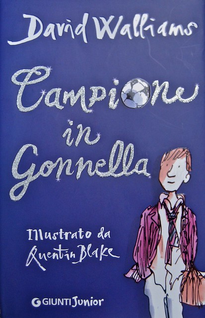 David Walliams, Campione in gonnella (The Boy in the Dress), Giunti 2011. Illustrazioni di Quentin Blake, progetto grafico di Simonetta Zuddas. cop. (part.), 1