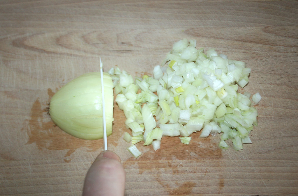 11 - Cut onion / Zwiebel würfeln