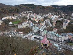 Karlovy Vary: Ze strmých skal dívám se na město Karlovo