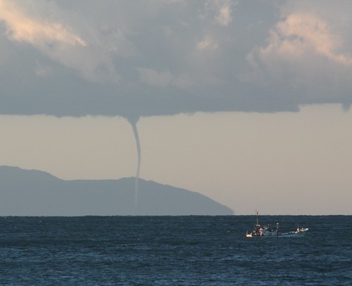 beach japan sunrise canon kamakura 日本 tornado kanagawa xsi waterspout 鎌倉 神奈川県 稲村ケ崎 inamuragasaki