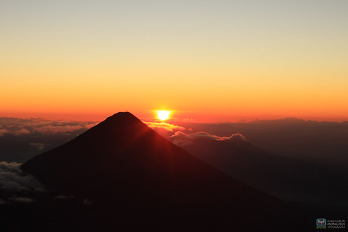 sunrise guatemala amanecer volcandeagua rayzl