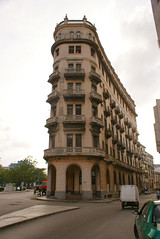 Uno de los tantos flatirones de la Habana vieja | One of the many flatiron buildings in Old Havana