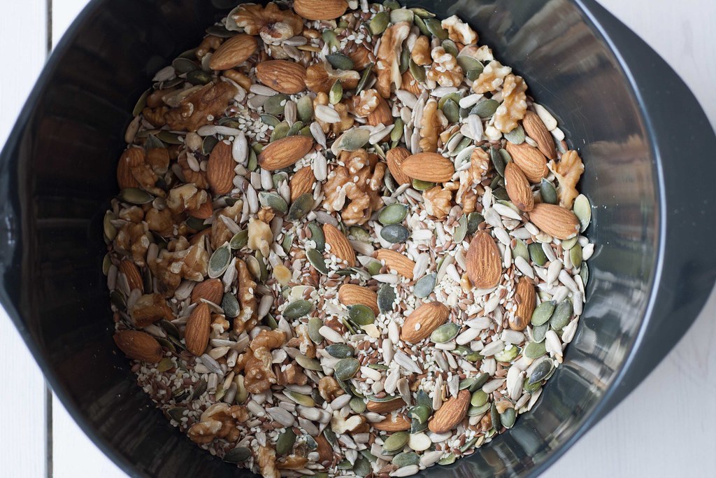 Nødder og kerner blandet i en skål