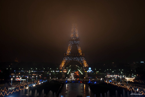Torre Eiffel bajo la niebla