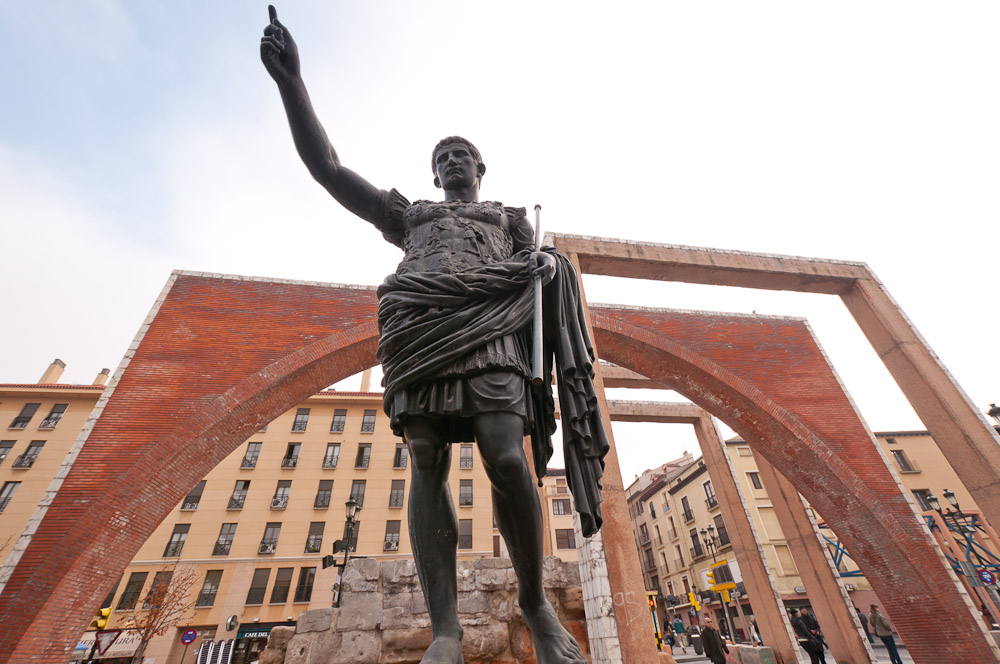 Alegoría de la Puerta de la Paz y estatua del Emperador Augusto en Zaragoza