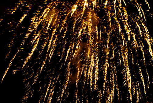 light france slr beach rain night fire nikon fireworks explosion firework sparkle local burst dslr explode charente royan charentemaritime d80 saintpalaissurmer nikond80
