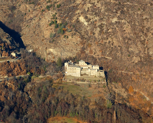 autumn italy mountains castle fall 35mm airplane nikon view d70s valle aerial piper nikkor castello montagna aosta piperpa28 pa28r ipele aeroclubbiella