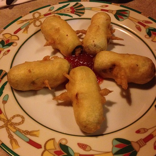 Cilindros de calabacín en tempura rellenos de calabacín, pollo y frutos secos #food #tempura #gomera