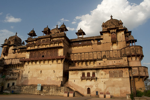 india building afternoon exterior citadel palace garrison orchha jahangirmahal