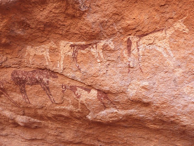 Pinturas en la cueva Magharet El Qantara (Gilf Kebir, Desierto Líbico de Egipto)