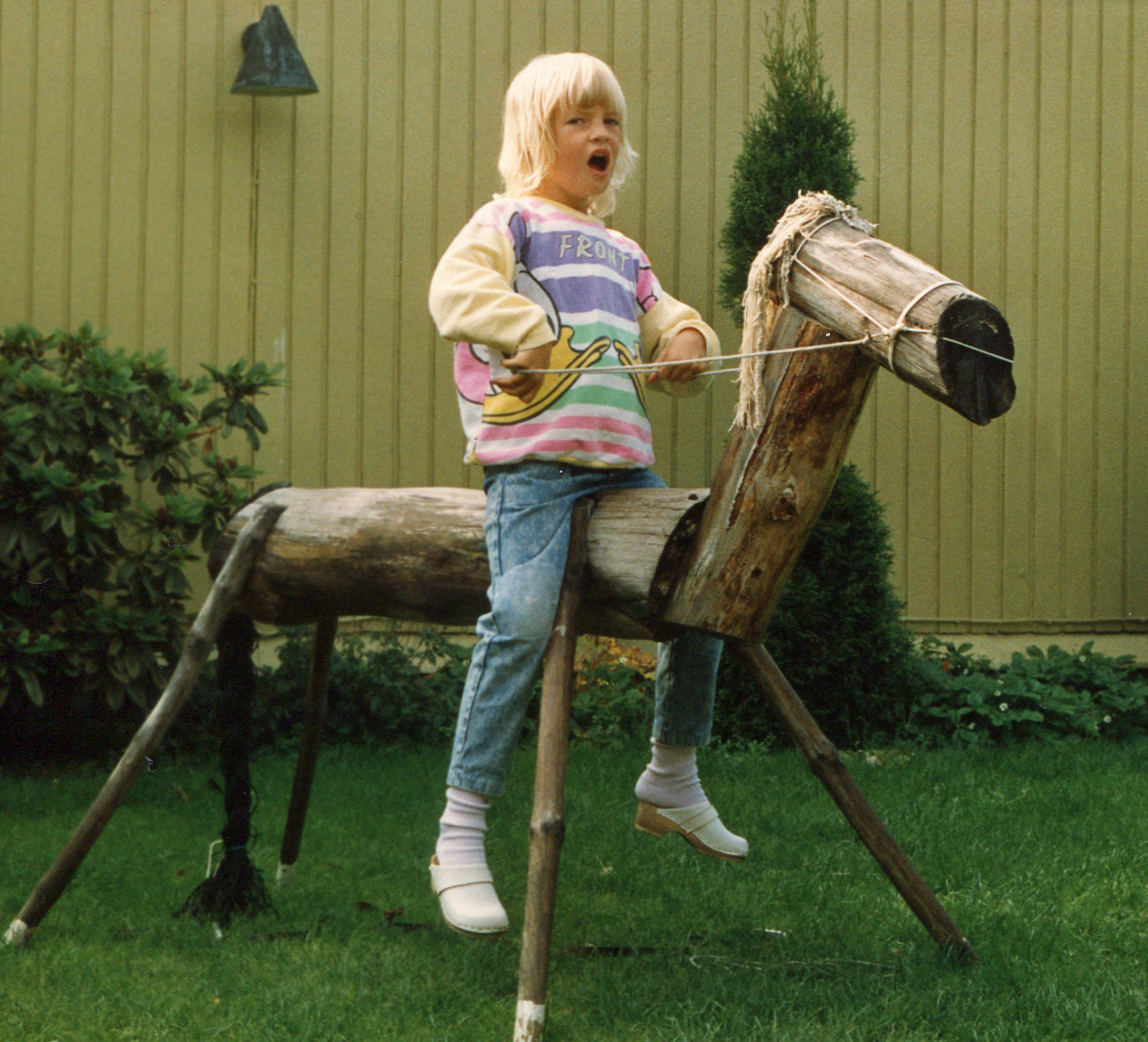 Лошадка для сада. Лошадка из бревна. Деревянная лошадь для сада. Лошадь из дерева для сада. Деревянные лошадки в сад.