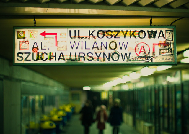 Pratique et transport : Panneau directionnel à Varsovie - Photo de Centralniak