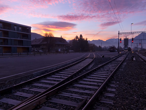 house color clouds sunrise bush tracks trains thun sonnenaufgang steffisburg