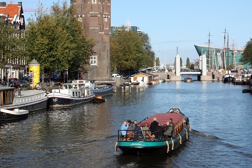 Barco navegando pelo IJ em Amsterdam