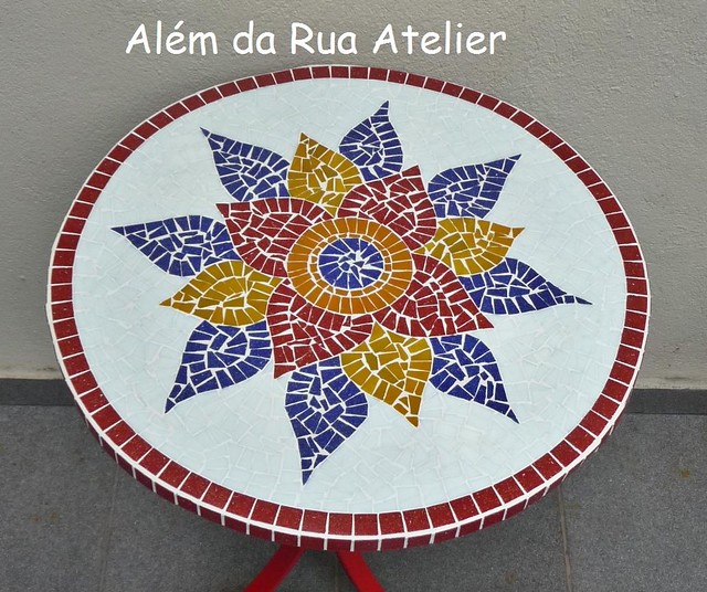 Mesa de mosaico com mandala