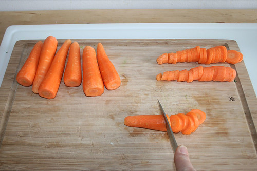 27 - Möhren in Scheiben schneiden / Cut carrots in slices