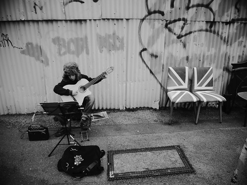 blackandwhite monochrome blackwhite noiretblanc market guitar streetphotography streetlife londres guitarhero biancoenero rulebritannia scattidistrada ianbrumpton aimlessstrolling londonatlarge