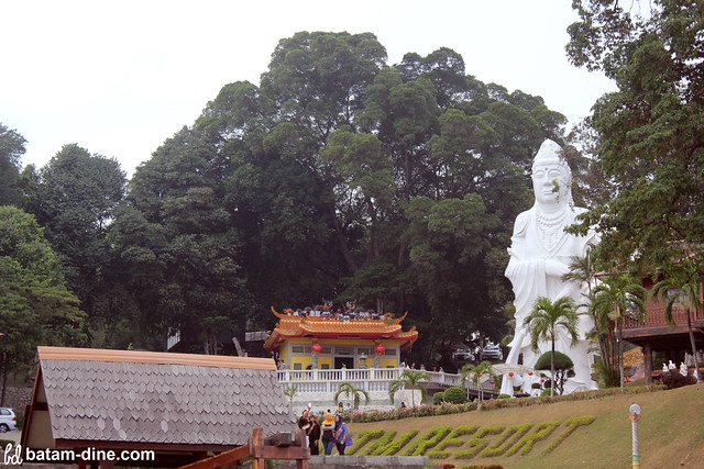 Huge Kwan Im Statue