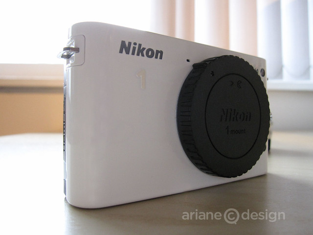 Nikon 1 J1 front:side
