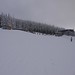 začátek lyžařských tratí od horní stanice lanovky, vlevo bar U medvěda