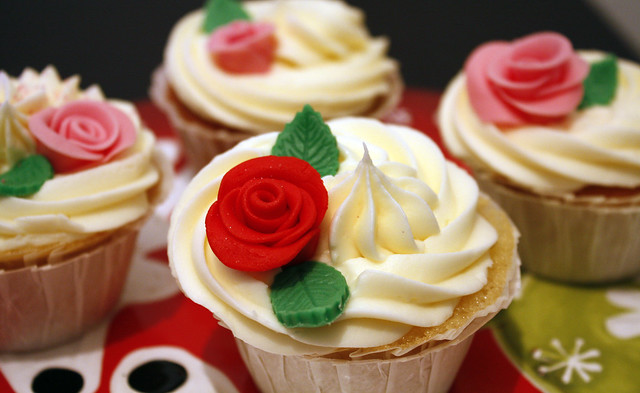 How To Make Fondant Roses and leaves for Cupcakes & Wedding/Bridal Cupcakes and Cake Pops