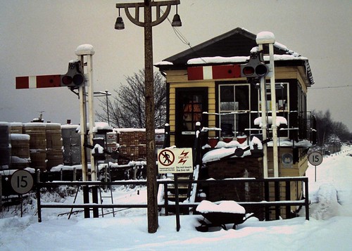 91-074  Addiscombe Station: Snow, semaphores and the signal box