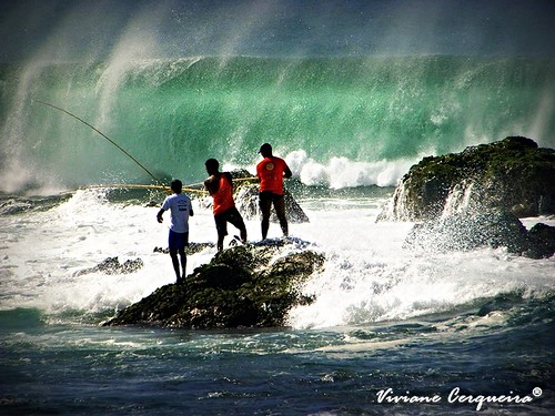 Pescadores nas rochas – Fishermen on the beach rocks.