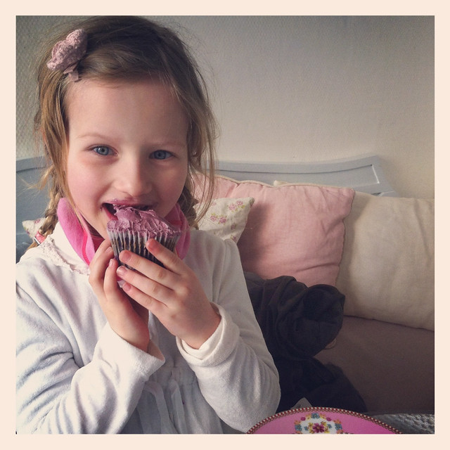 Emilie spiser cupcake