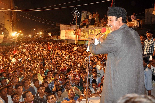 Majeedullah Khan Farhat adressing public meeting at zafar road.