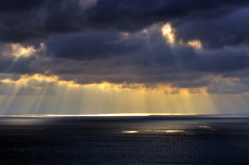 江ノ島展望灯台より伊豆半島方面を眺める雲間から海へと延びる光芒