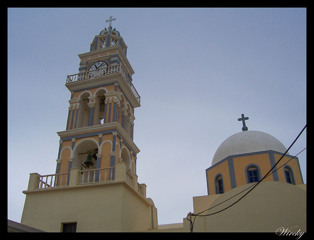 Santorini isla acantilados rojizos volcanes escondidos - Iglesia católica de Firá