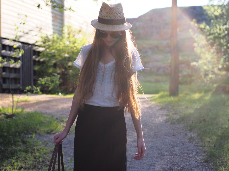 Outfit with white t-shirt, black maxi skirt, panama hat and Longchamp Le Pliage