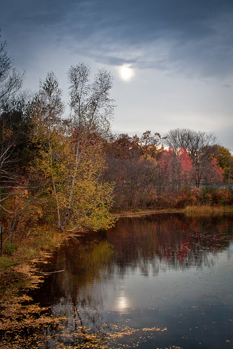 autumn reflection dusk foliage rhodeisland canonrebelxt canon28135mm lincolnwoodsstatepark olneypond