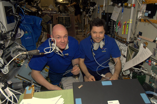 Oleg en ik oefenen voor het aanmeren van ESA's vracht en stuw ruimteschip, ATV3. Lancering 23 maart.