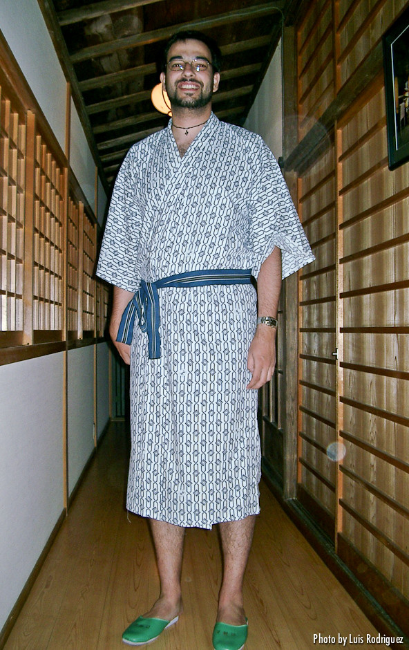 Luis, vestido de yukata, para pasar la noche en un templo budista en Koyasan (&copy; Luis Rodr&iacute;guez)
