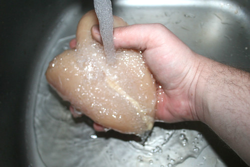 21 - Hähnchenbrust waschen / Wash chicken breast