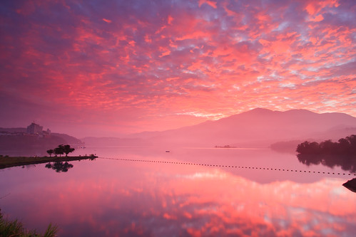 morning light lake mountains reflection tree misty clouds sunrise landscape foggy taiwan 南投 台灣 山 日月潭 sunmoonlake thelalu nantou 湖泊 日出 樹 霧 倒影 枯木 火燒雲 水社大山 枯樹 拉魯島 出水口 小半島