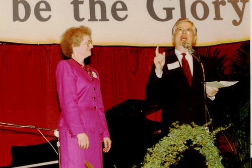 Dr. Don Gerig recognizes Joy Gerig at Alumni Banquet