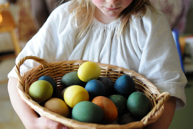 natural egg dyeing