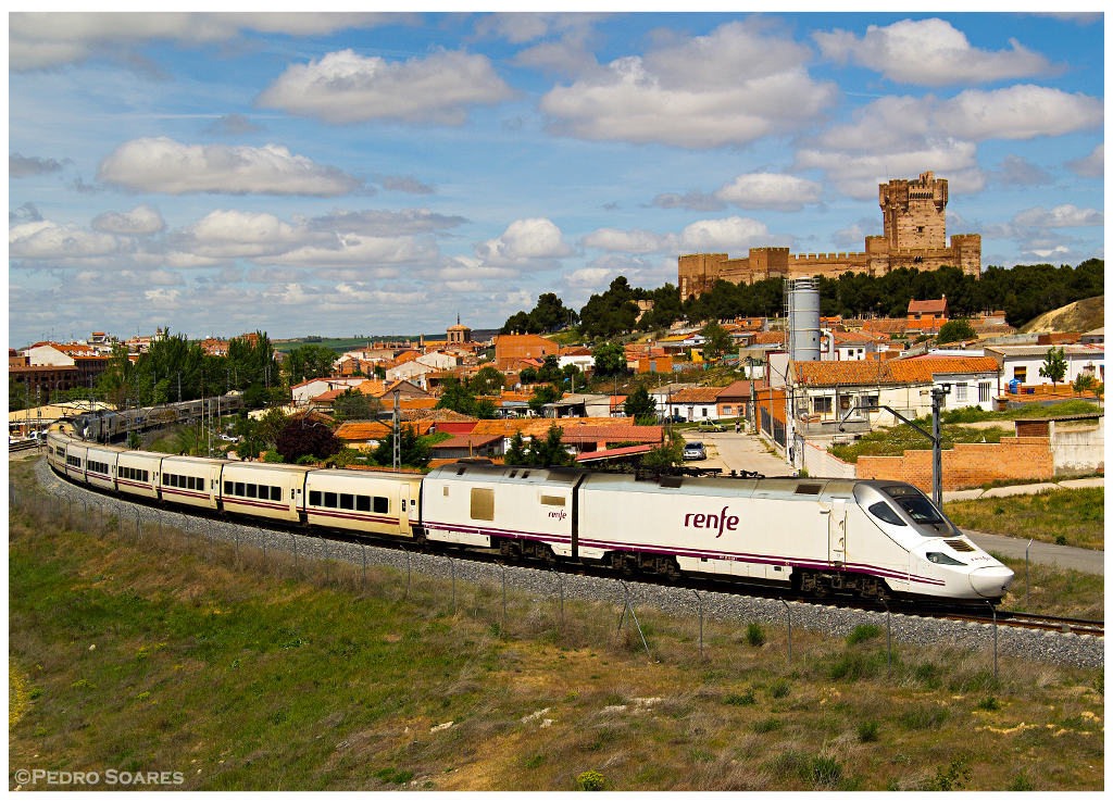 Duas automotoras da série 730 com um comboio Alvia procedente de Pontevedra e com destino a Alicante