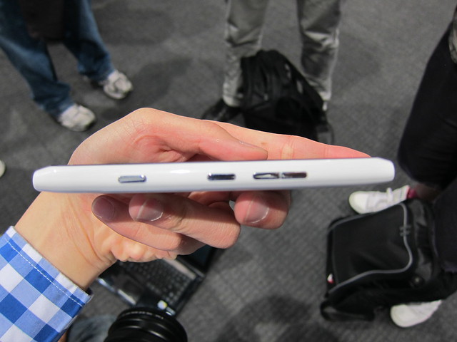 Nokia Lumia 900 (White) - Right View