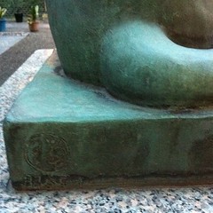 狛犬探訪 御嶽神社 昭和５５ １ の刻印とサインが。彫刻家の手によるものだろうか。◯に弥、かな