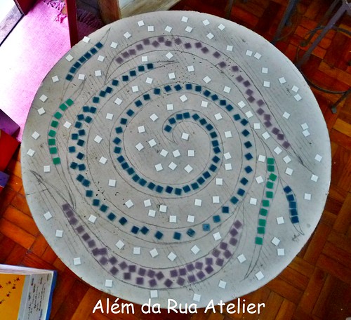 Execução de projeto em mosaico - tampo de mesa