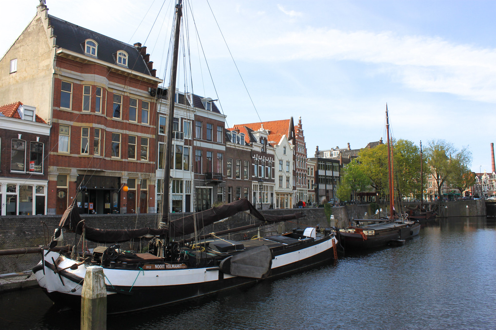 Oude Haven (vanha satama) on suosittua ravintola-aluetta ja sijaitsee Rotterdamin vanhassa kaupungissa. Täälläkään ei ole paljoa pommien tuhoilta välttynyttä, mutta jotakin sentään on säilynyt. Oude Havenissa on myös telakka, jossa korjataan laivoja perinteisillä menetelmillä.
