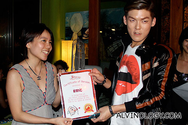 Blogger Eric getting presented with his certificate