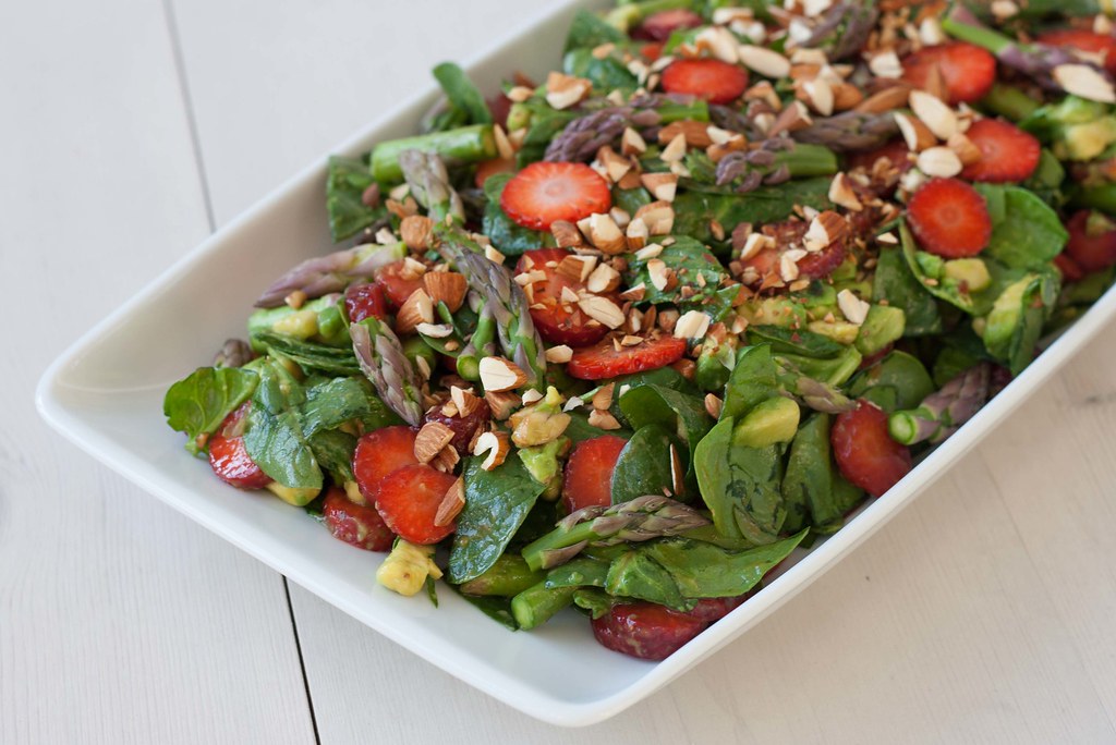 Recipe for Homemade and Healthy Spinach Salad with Strawberries and Green Asparagus